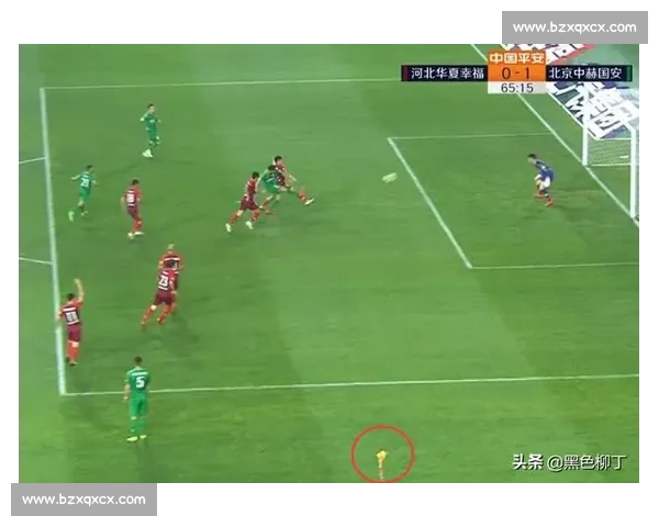 边裁举旗判定瞬间的关键意义与裁决背后的战术分析 边裁举旗判定瞬间的关键意义与裁决背后的战术分析